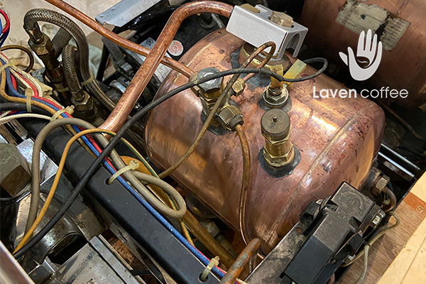 Laven Coffee có đội ngũ nhân viên chuyên nghiệp hỗ trợ khách hàng vệ sinh máy pha